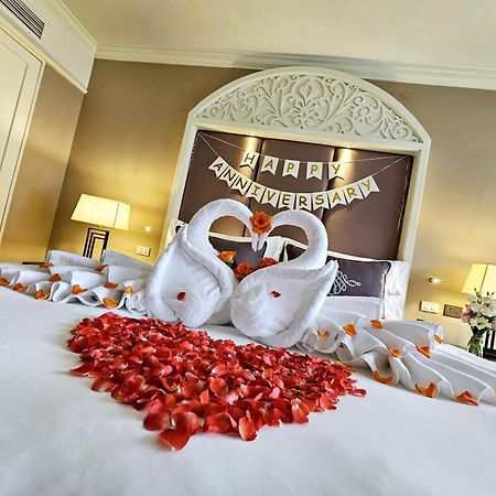 The Sukosol Hotel Banguecoque Exterior foto A bedroom decorated for a wedding anniversary