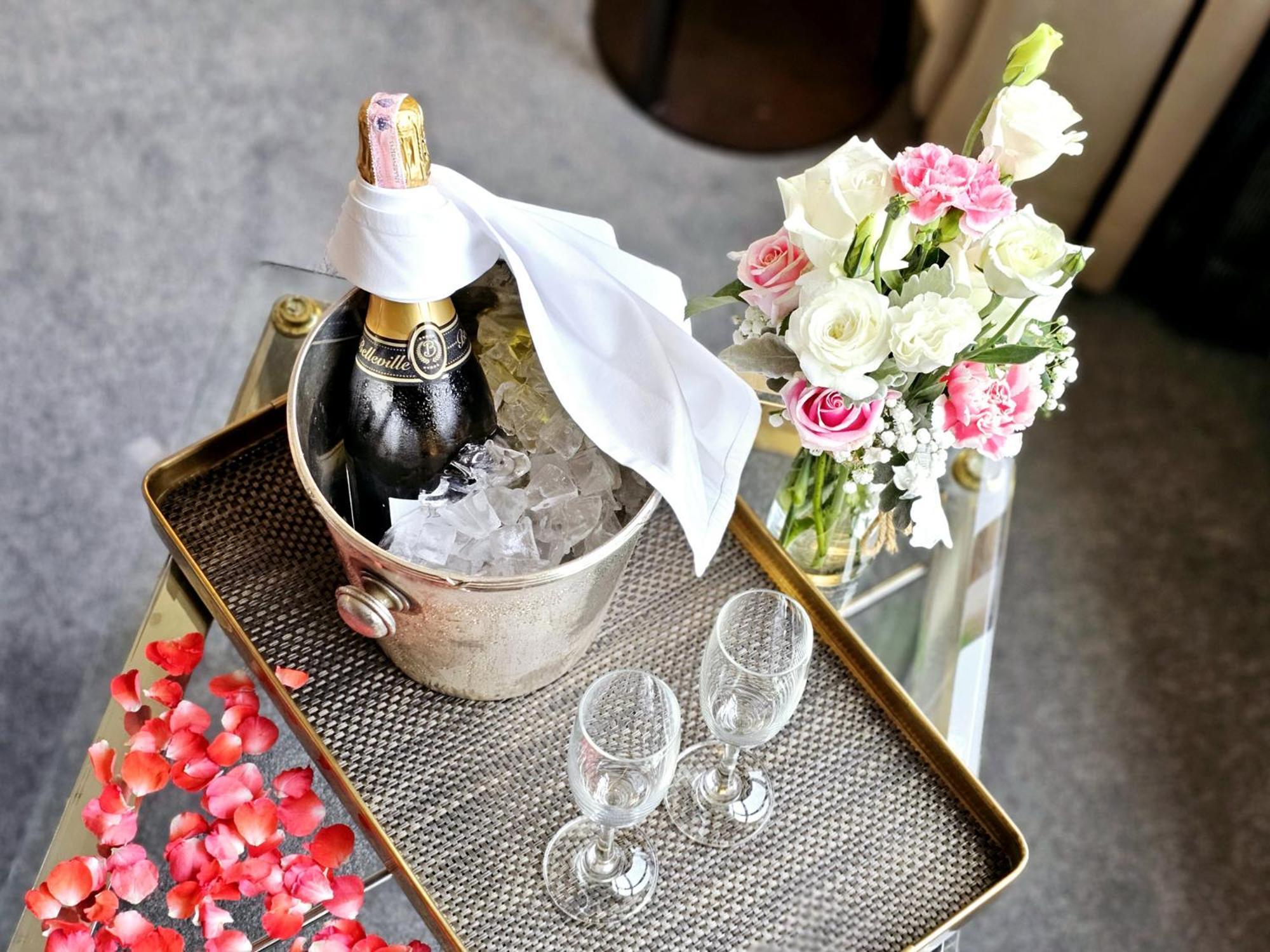 The Sukosol Hotel Banguecoque Exterior foto A bottle of champagne in a cooler