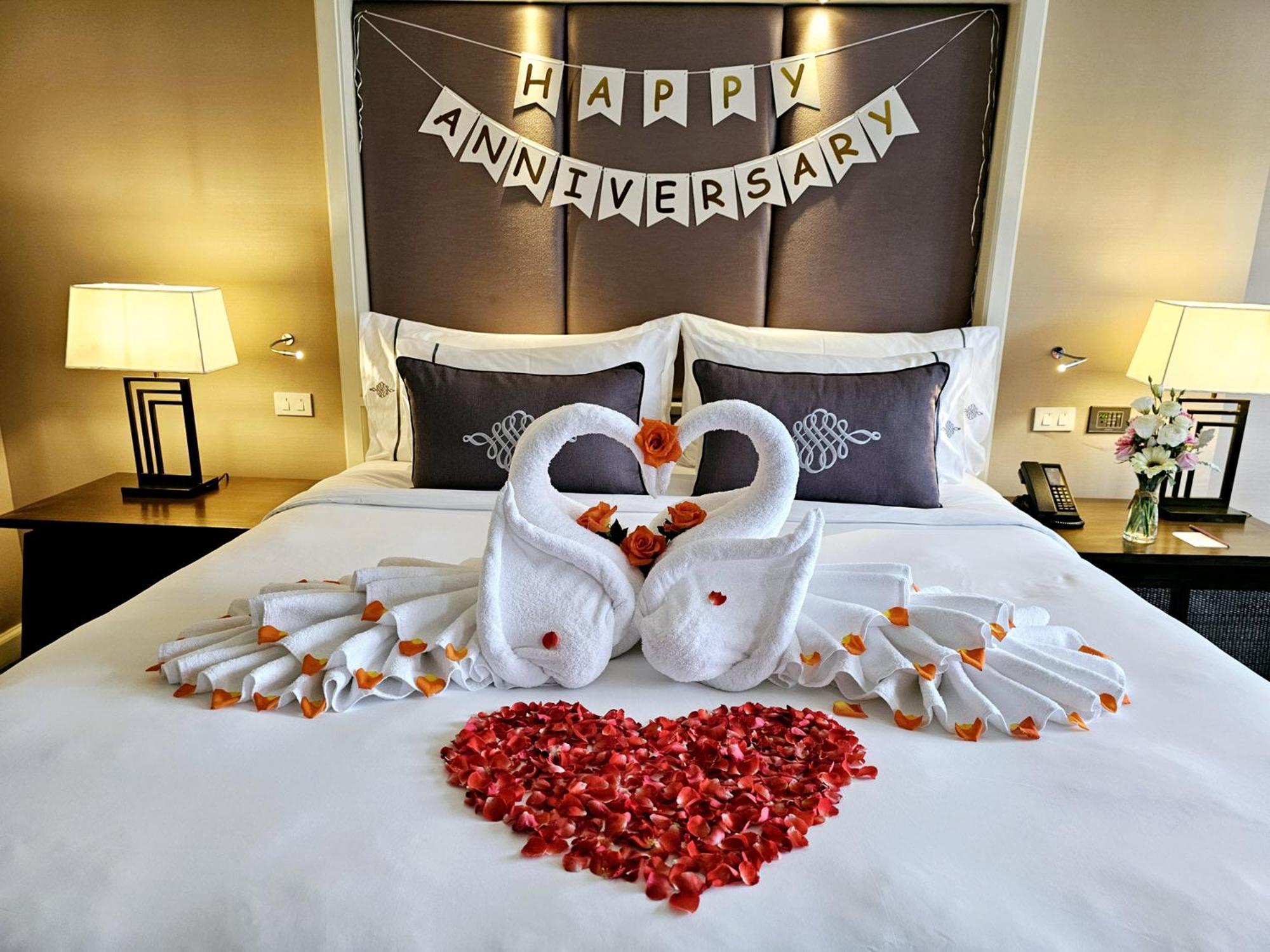 The Sukosol Hotel Banguecoque Exterior foto A bed decorated for a wedding anniversary