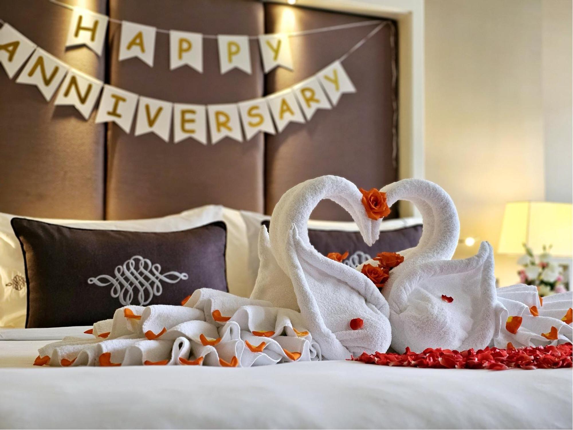The Sukosol Hotel Banguecoque Exterior foto A hotel room decorated for a wedding anniversary