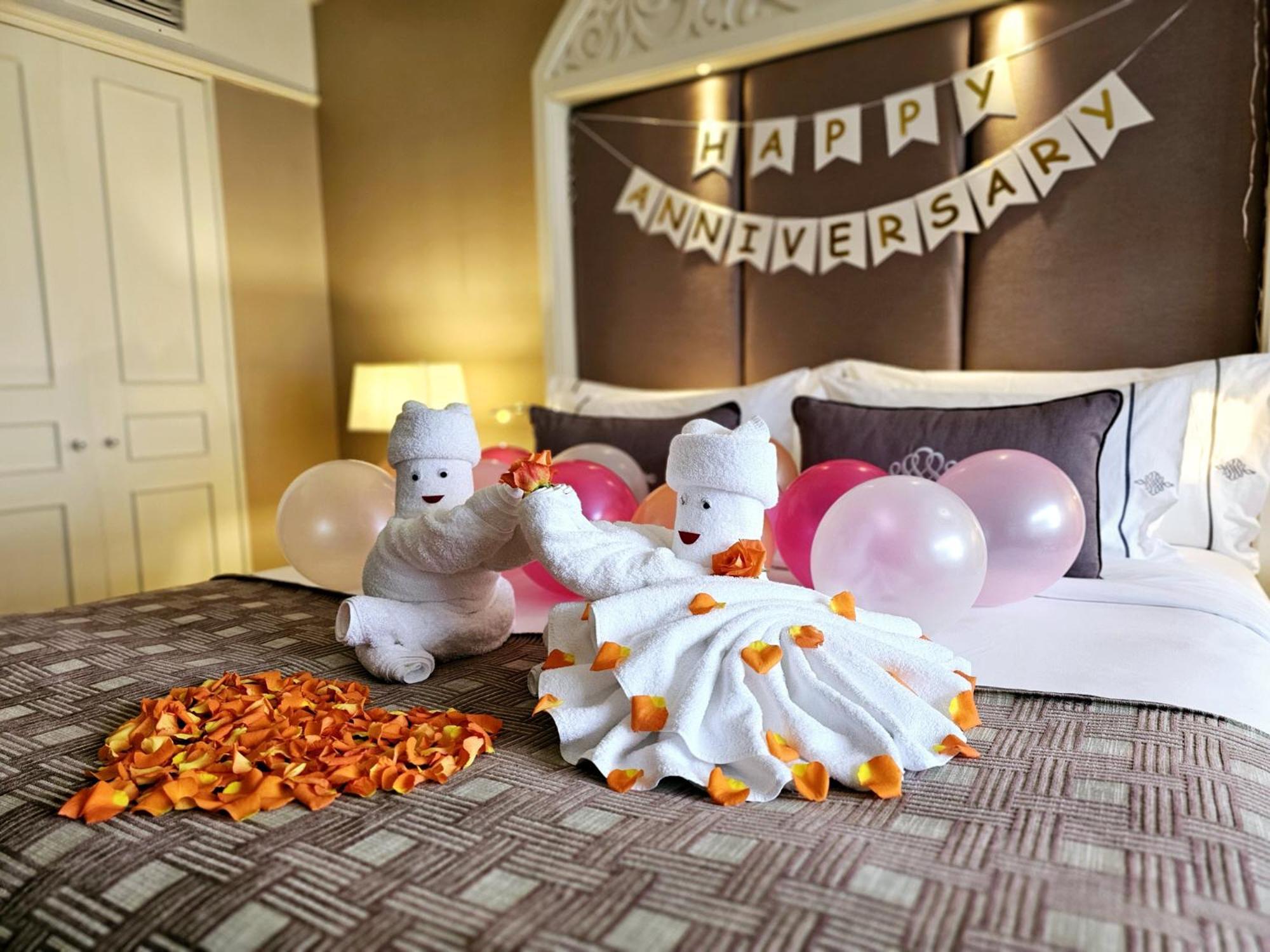 The Sukosol Hotel Banguecoque Exterior foto A hotel room decorated for an anniversary