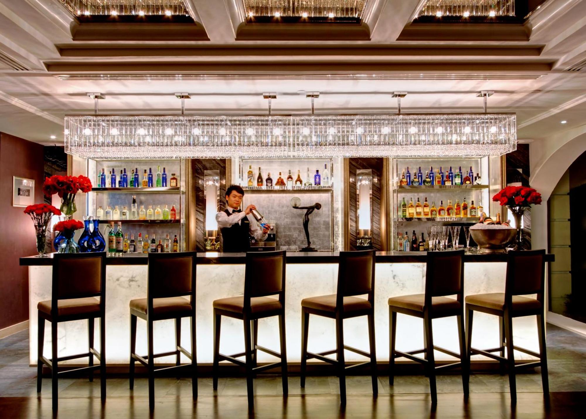 The Sukosol Hotel Banguecoque Exterior foto The bar at the lobby