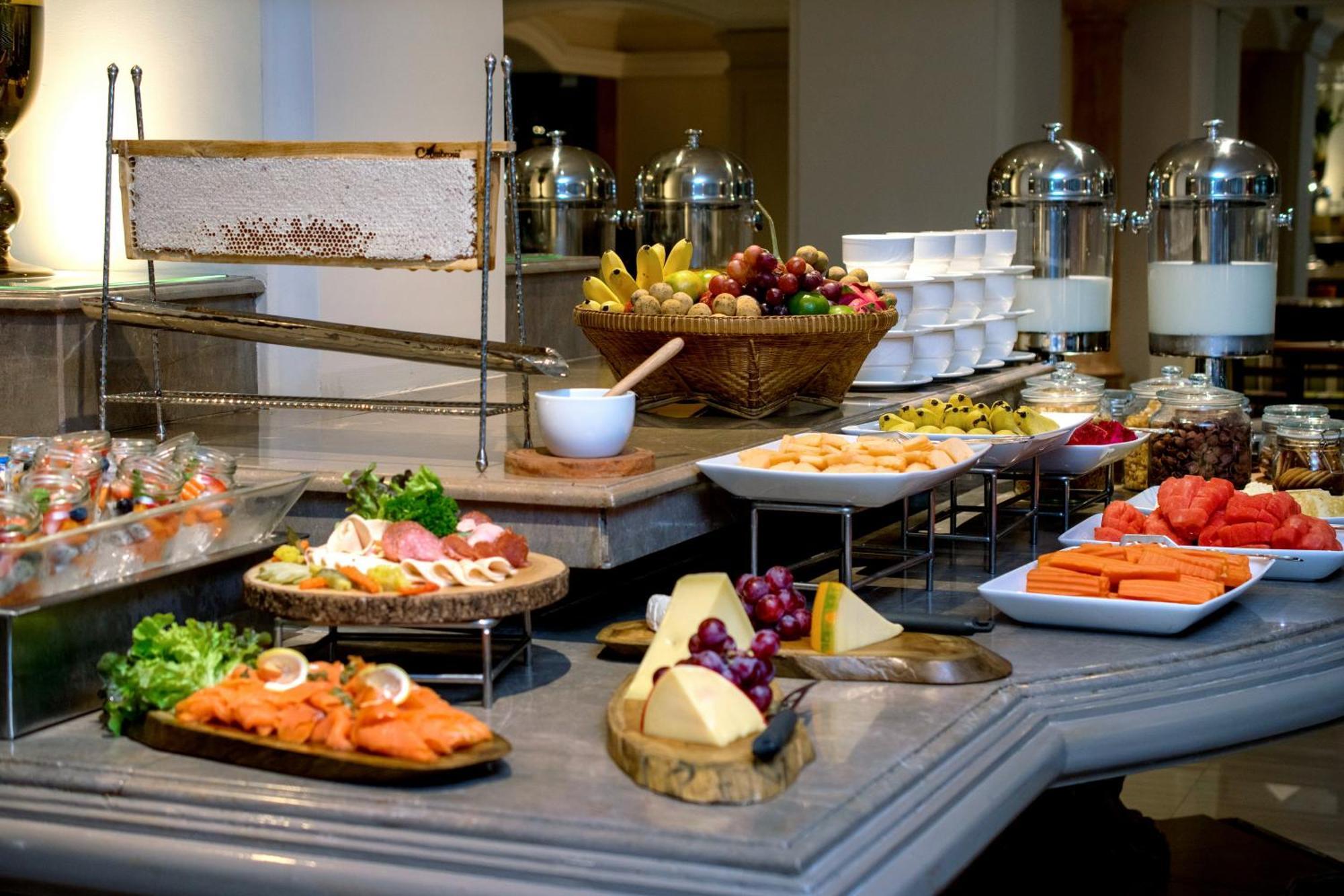 The Sukosol Hotel Banguecoque Exterior foto A buffet at a hotel