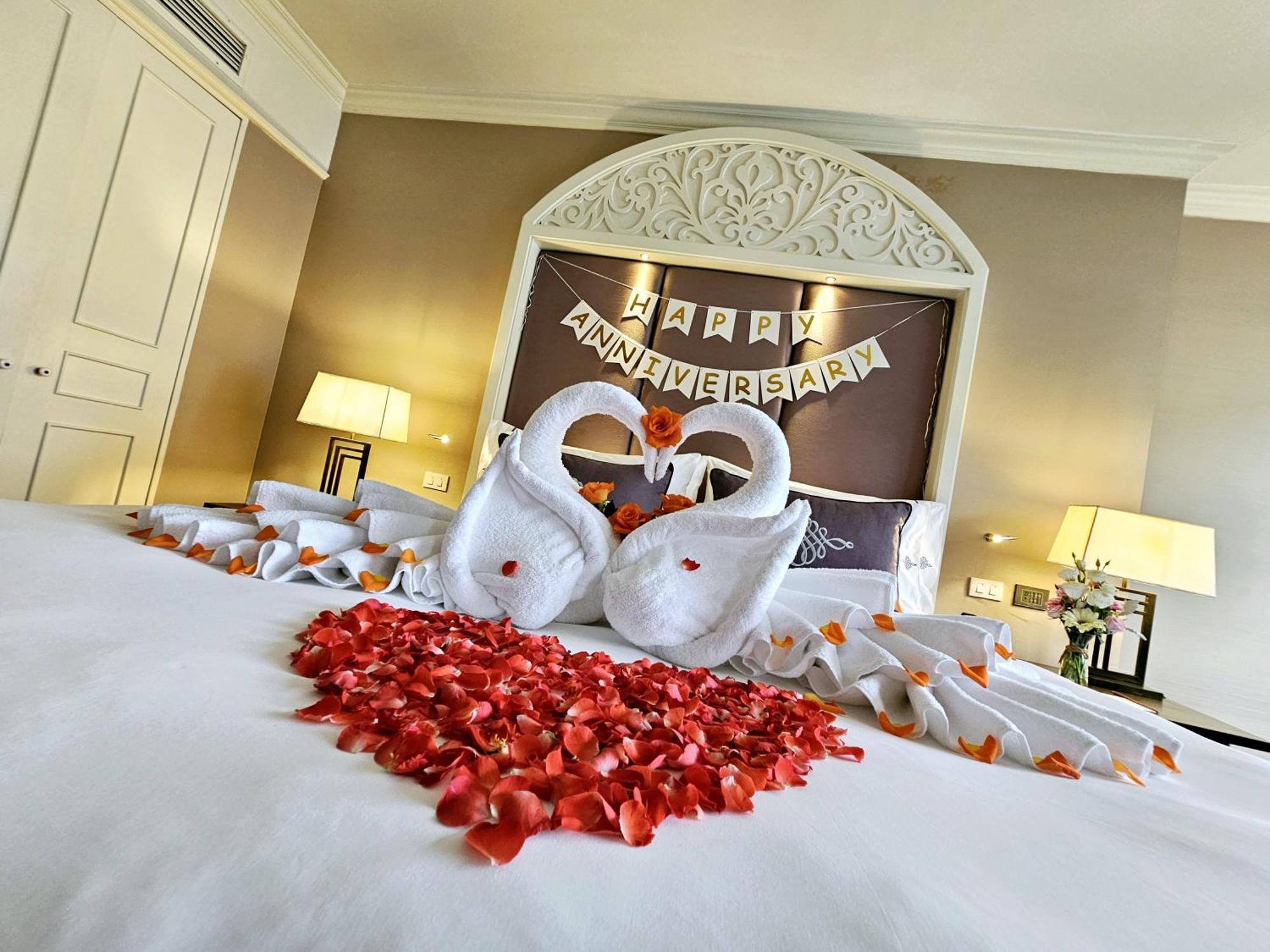 The Sukosol Hotel Banguecoque Exterior foto A bedroom decorated for a wedding anniversary