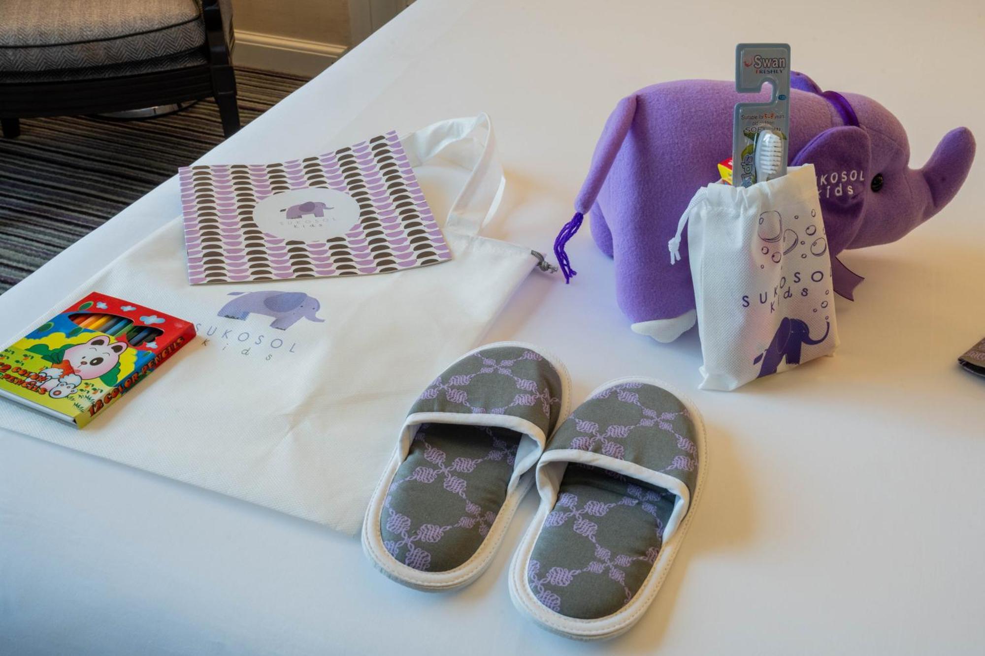 The Sukosol Hotel Banguecoque Exterior foto A set of children's amenities at a hotel